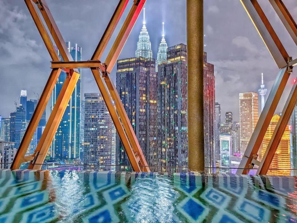 Scarletz Suites Klcc By Luxe Suites Куала-Лумпур Экстерьер фото