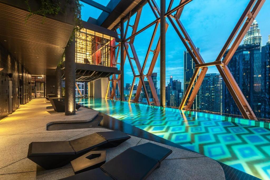 Scarletz Suites Klcc By Luxe Suites Куала-Лумпур Экстерьер фото