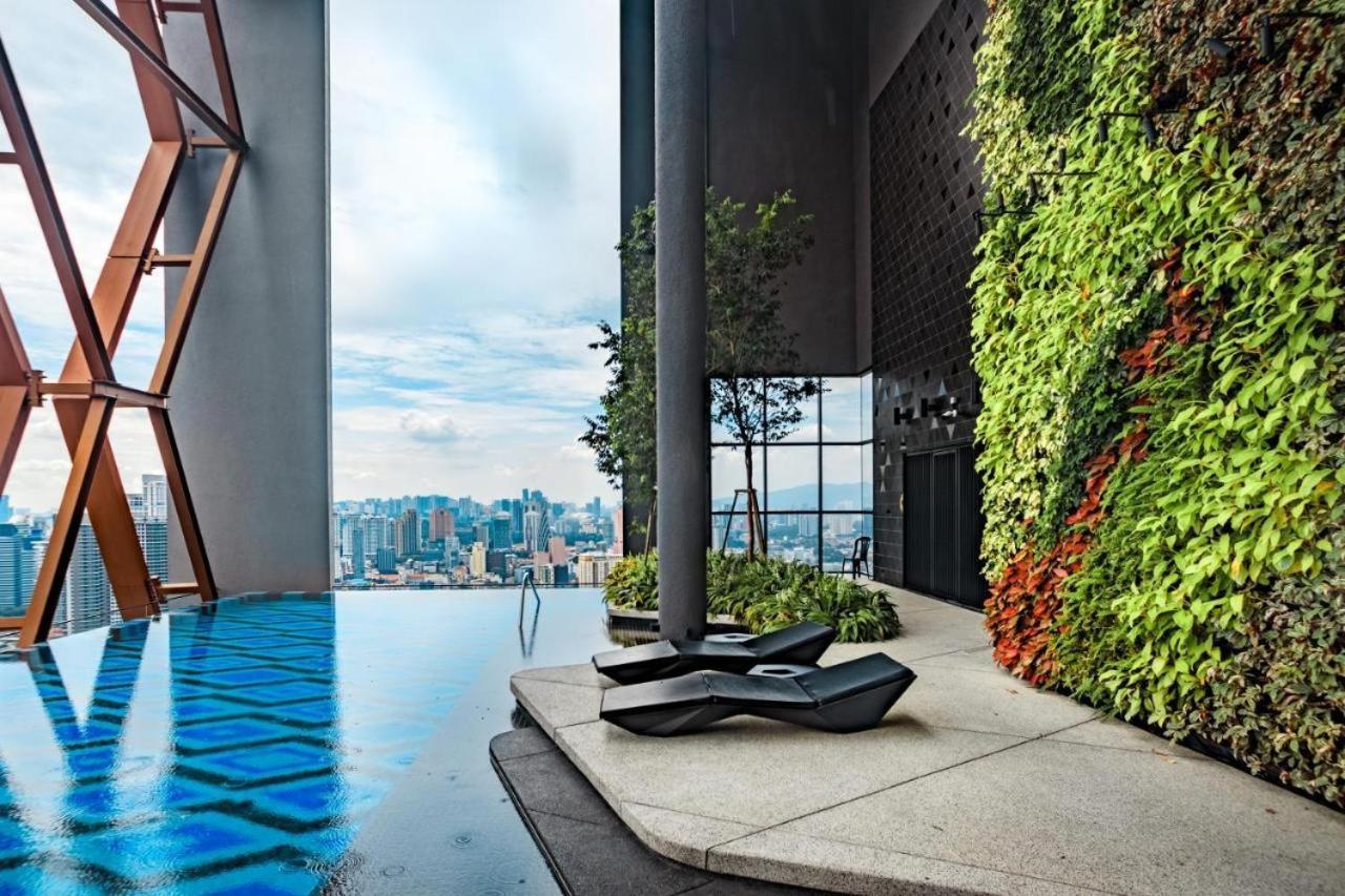 Scarletz Suites Klcc By Luxe Suites Куала-Лумпур Экстерьер фото