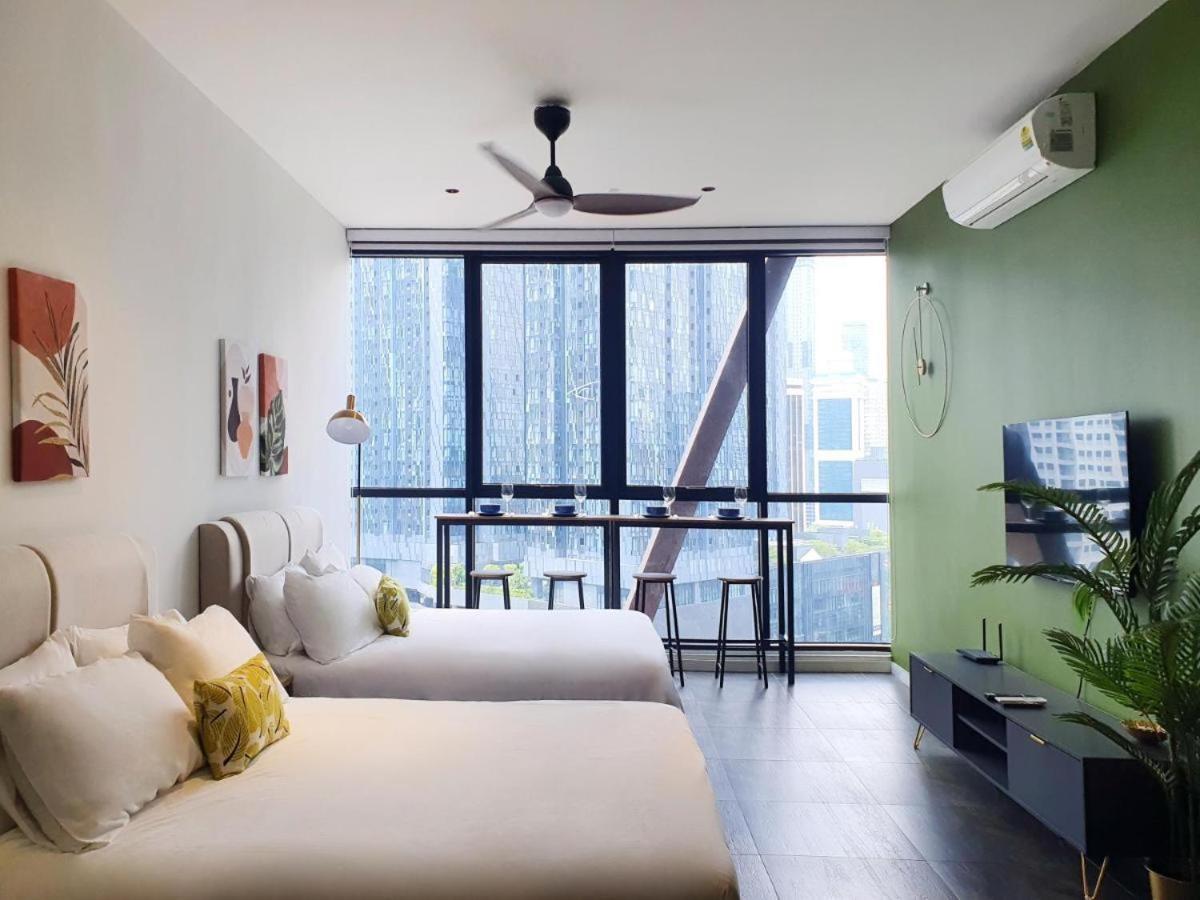 Scarletz Suites Klcc By Luxe Suites Куала-Лумпур Экстерьер фото