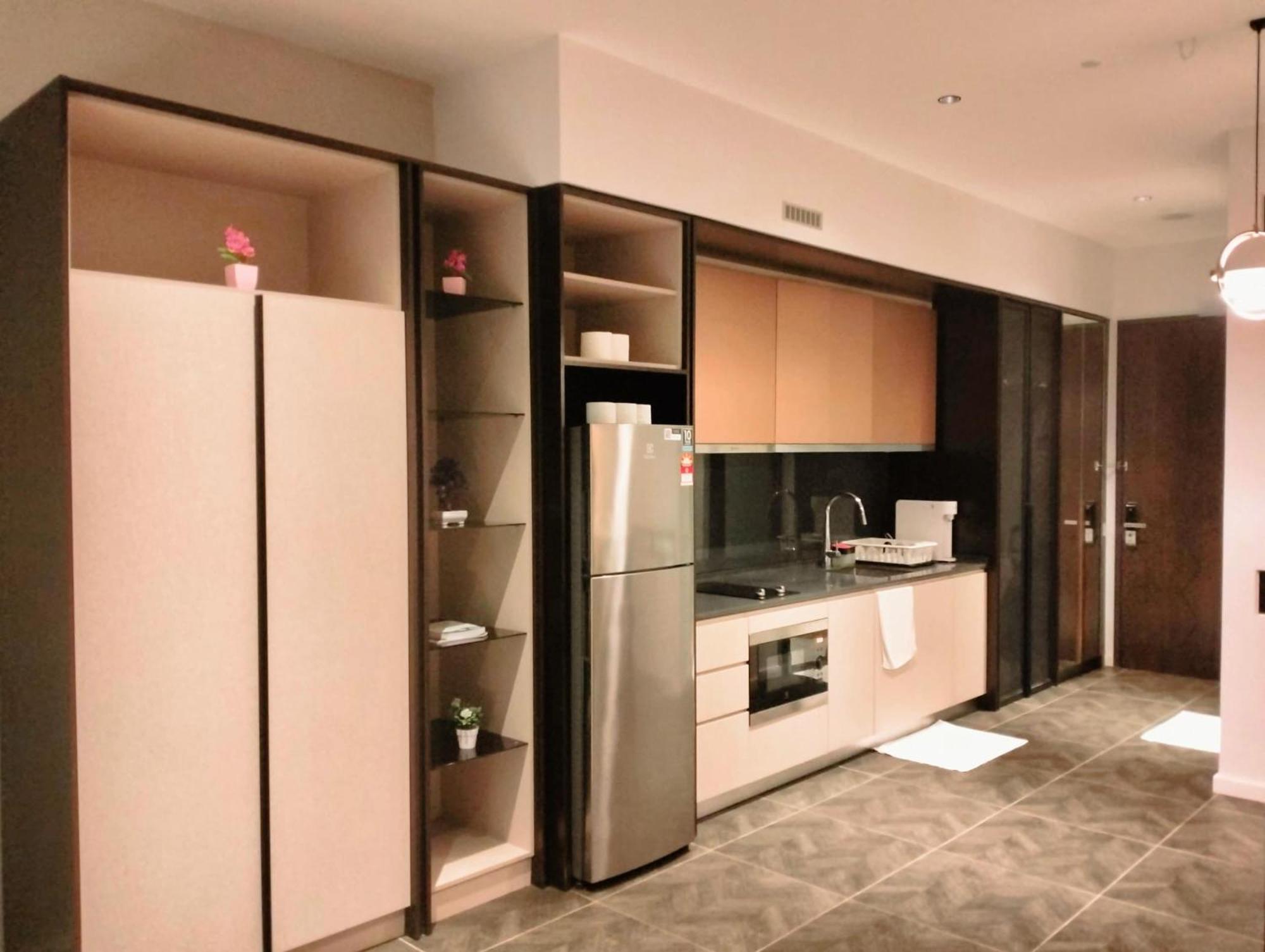 Scarletz Suites Klcc By Luxe Suites Куала-Лумпур Экстерьер фото