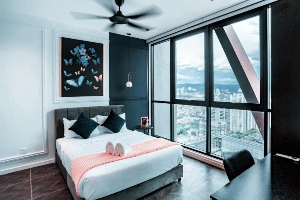 Scarletz Suites Klcc By Luxe Suites Куала-Лумпур Экстерьер фото